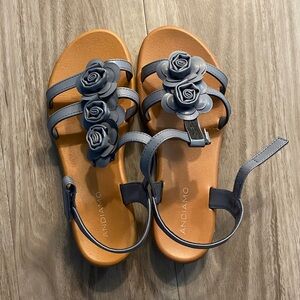 Andiamo Women's Gray Floral Sandals